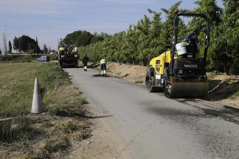 Obres d'asfaltatge en diversos camins de l'Horta de Lleida