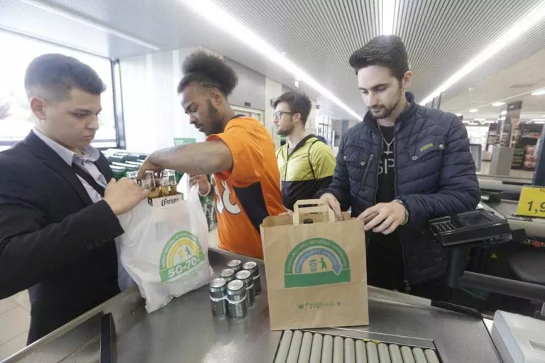 Els supermercats ‘jubilen’ les bosses de plàstic