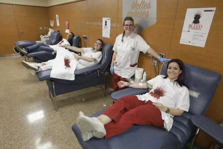 Uns cinquanta lleidatans donen sang a la campanya de 'Joc de Trons'