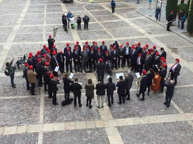 Les caramelles omplen de música el centre de la Seu