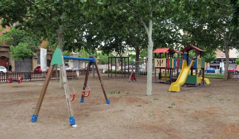 Renoven el paviment amortidor de disset àrees de jocs infantils de sis parcs de Lleida