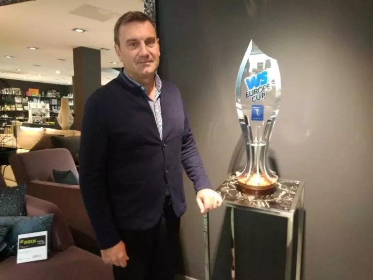 Lleida ja exhibeix la copa que guanyarà el campió de la Europe Cup