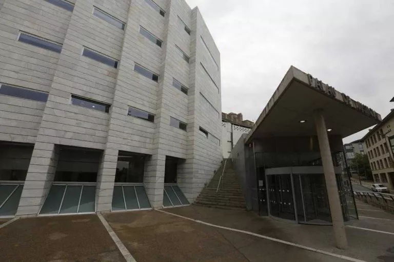 Una jove accepta 4,5 anys de presó per apunyalar dos noies a Cappont