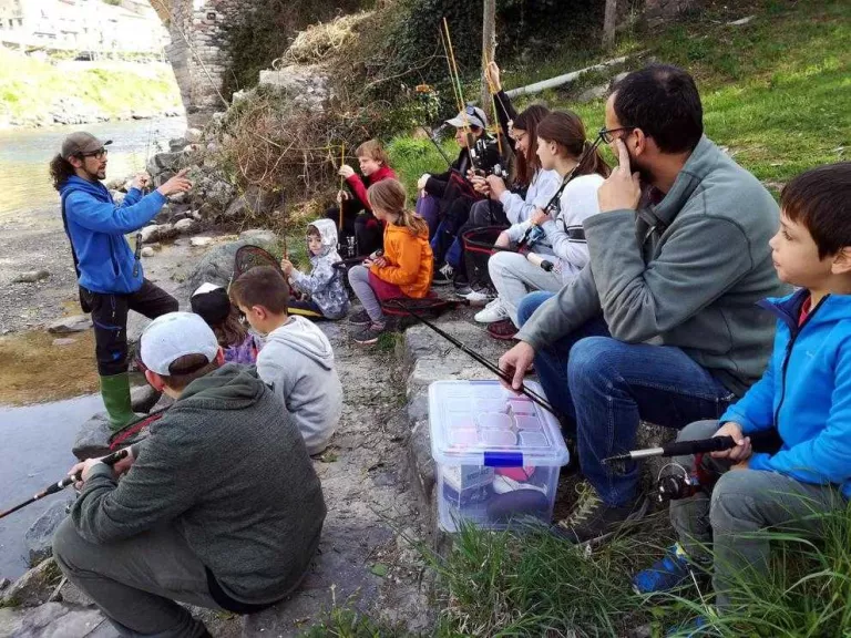 Un total de 23 nens del Pallars estrenen l’escola de pesca