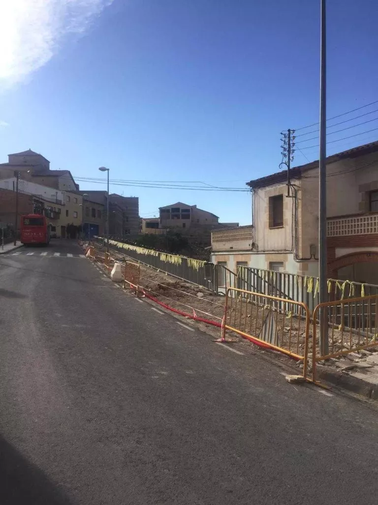 Juncosa aixeca la travessia per remodelar l’entrada al poble