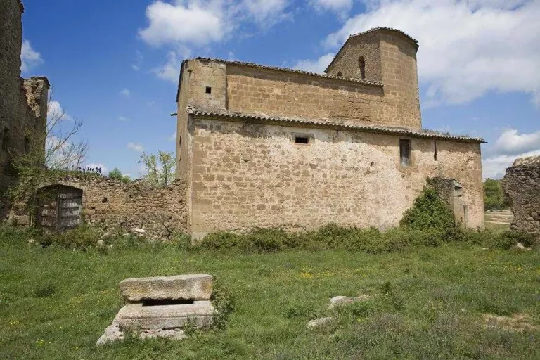 Torà elimina goteres a l’església protegida de Llanera