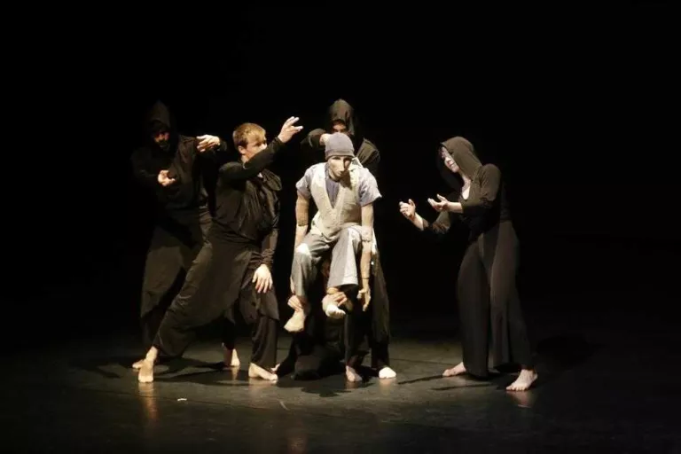 Les marionetes vencen la pluja