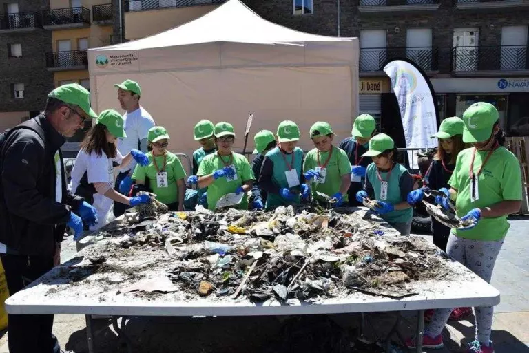 Recullen 250 quilos de residus al Segre