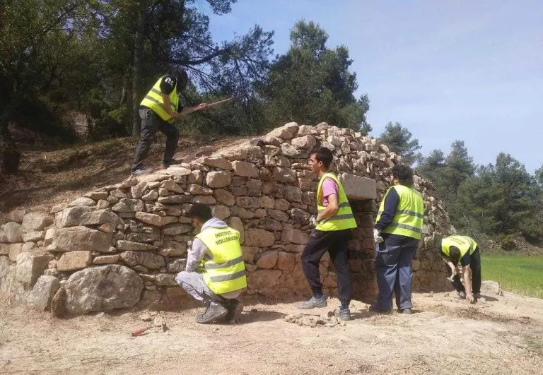 Alumnes de Mollerussa restauren una cabana de volta
