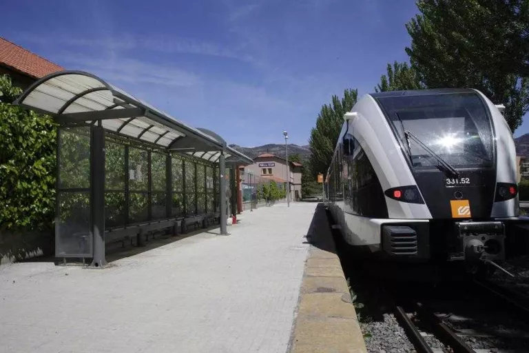 El tren de la Pobla perd més de la meitat de maquinistes i FGC busca reposar-los al juny