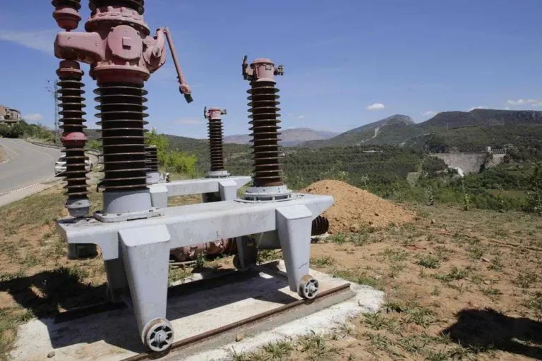 Interruptors gegants construïts fa un segle, a l’entrada de Talarn
