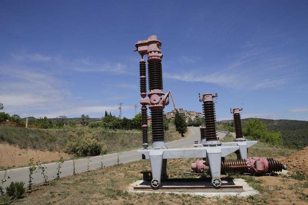 Interruptors gegants construïts fa un segle, a l’entrada de Talarn