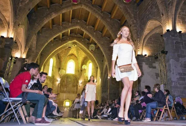 Cervera exhibeix moda al gòtic de Sant Domènec