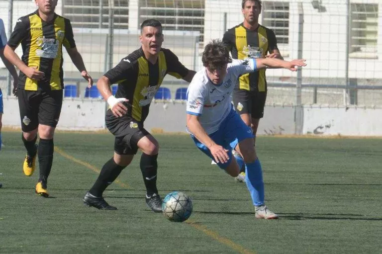 Un jugador local s’escapa dels seus perseguidors en una de les jugades que van tenir lloc ahir al partit entre Mollerussa i Muntanyesa.