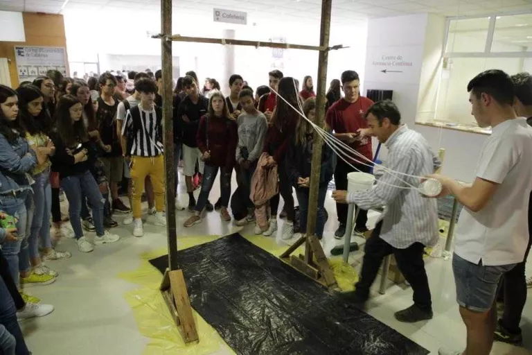 Alumnes de Secundària dissenyen robots i minicases intel·ligents