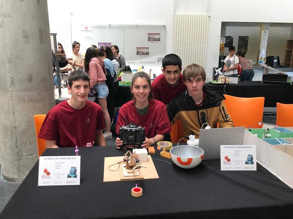 Alumnes de Secundària dissenyen robots i minicases intel·ligents