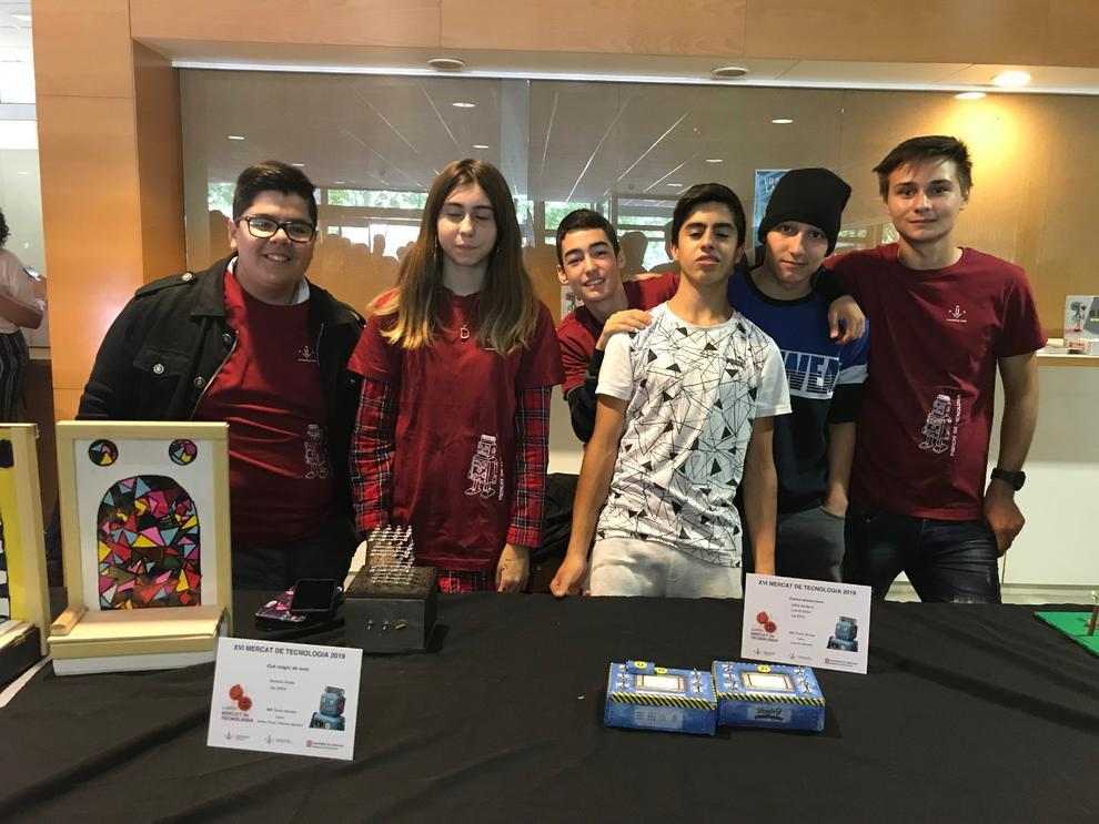 Alumnes de Secundària dissenyen robots i minicases intel·ligents