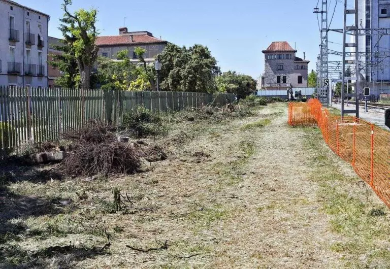 Comencen les obres del pàrquing per a trenta cotxes a l’estació de Cervera