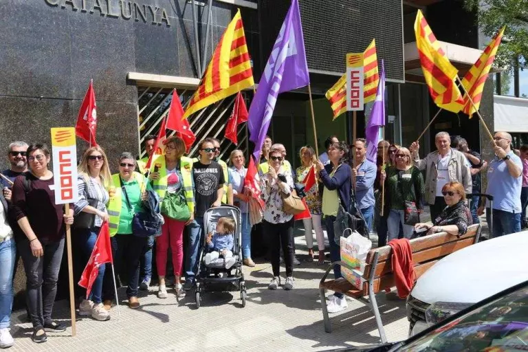 Protesta pel bloqueig del conveni d’empleats socials