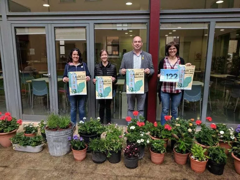 Balaguer reparteix flors per embellir balcons de la ciutat