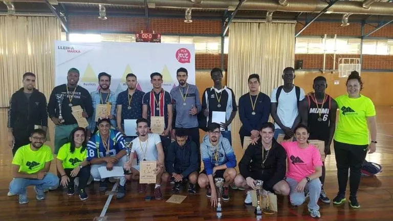 Futbol sala social amb més de 120 participants