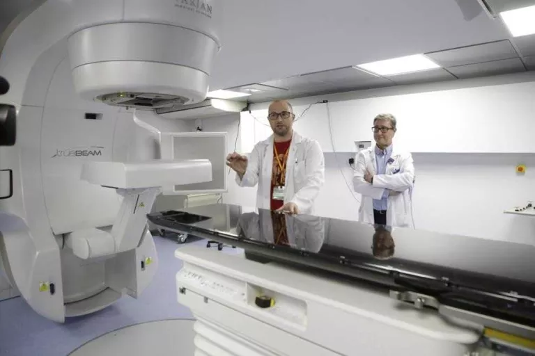 El nou accelerador de radioteràpia de l’Arnau redueix efectes secundaris