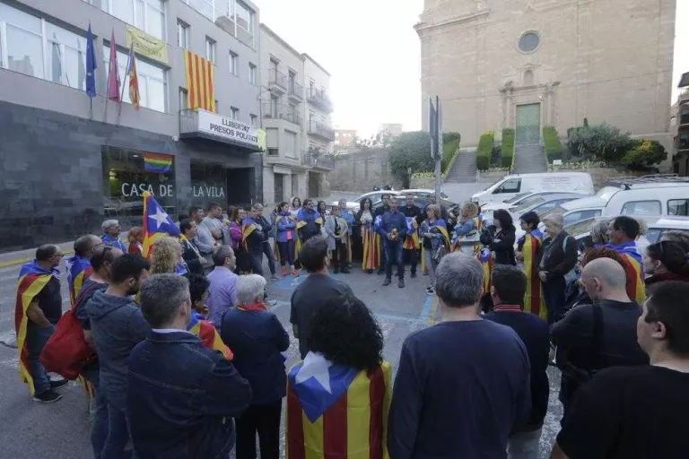 Imputen l’alcalde d’Alcarràs al no retirar “símbols polítics”