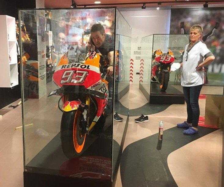 La moto de Marc Márquez campiona del 2018 ja lluu al Museu de Cervera