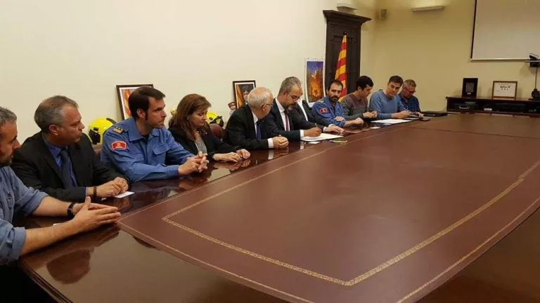 Interior i sindicats de Bombers segellen l’acord laboral fins al 2022