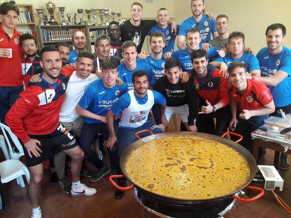 Sylla, del Tàrrega, intenta controlar una pilota davant de l’oposició de dos jugadors del Cambrils.