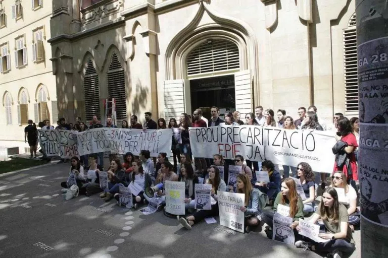 Investigadors i becaris de la UdL protesten per la precarietat laboral