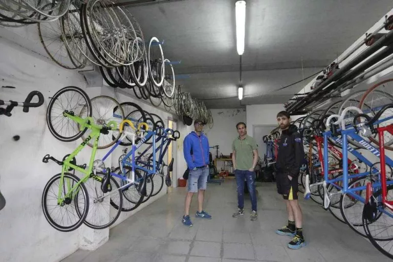 Roben 4 bicicletes de pista als ciclistes del velòdrom