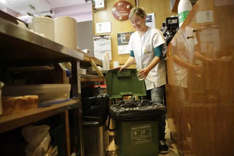Contenidors en bars per fomentar el reciclatge de vidre