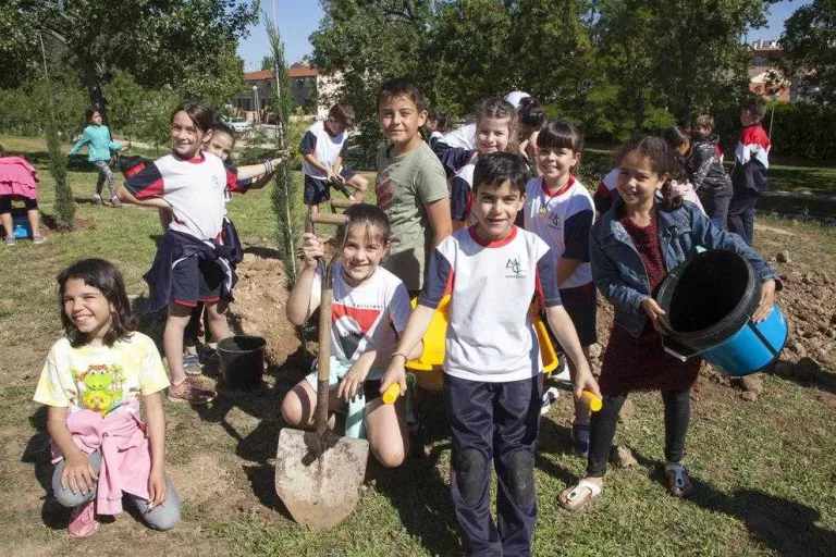 Alguns dels escolars d’Agramunt que ahir van participar en una plantació d’arbres.
