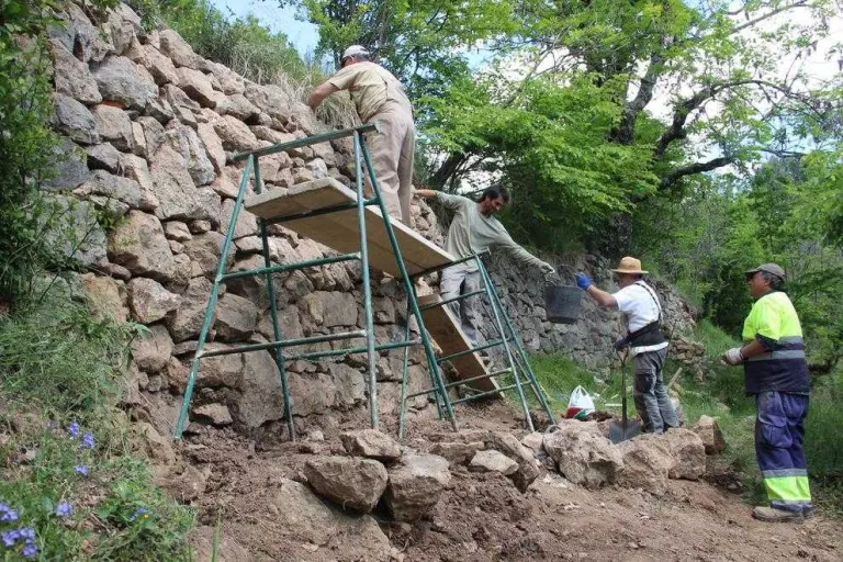 Restauren murs al Pallars amb la tècnica de la pedra seca
