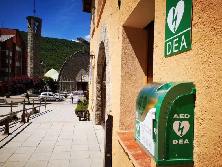 Despleguen sis desfibril·ladors al Pont i en tres dels seus nuclis