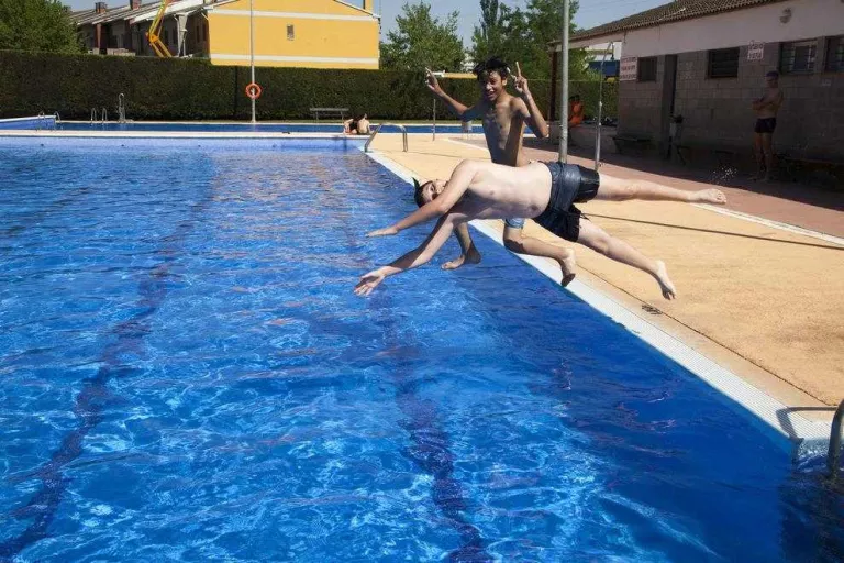 Obren les piscines d’Agramunt i dissabte s’hi sumen Tàrrega i Bellpuig