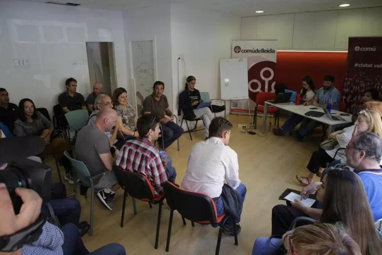 Un moment de l’assemblea d’ahir a la seu del Comú.