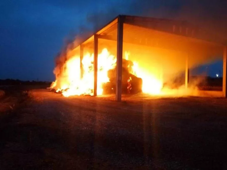 Sufoquen incendis en pallers de Preixens i Cabó