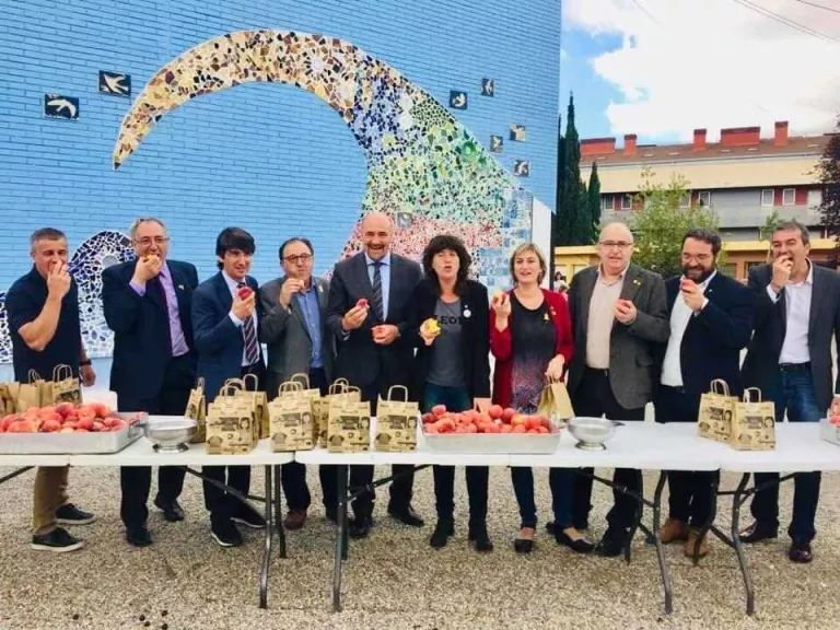 Lleida obre la campanya de venda de fruita de pinyol a l'Aràbia Saudita