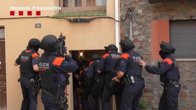 Desarticulat un grup criminal que va robar 180 mòbils d’alta gamma