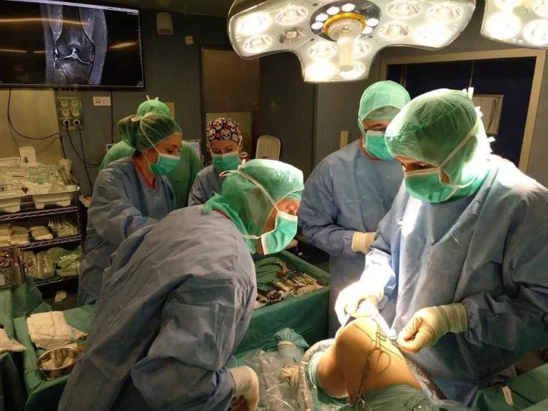 L'Arnau estrena una nova tècnica per operar genolls