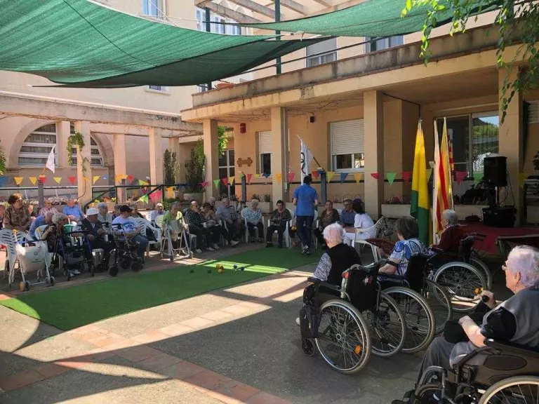 Alguns dels usuaris de la residència de Bellpuig durant la prova de petanca, ahir.