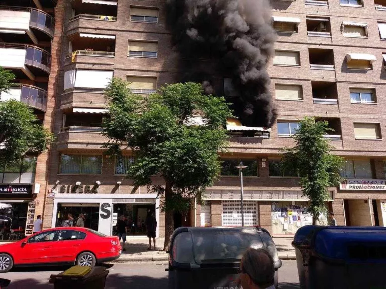 Alarma a Cappont per un aparatós incendi en un pis del carrer Jaume II