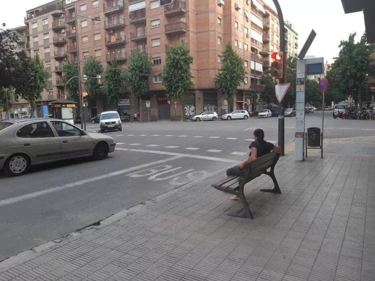 Millora d’onze parades de bus amb noves marquesines
