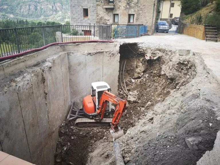 El Pont excava una plaça per salvar la humitat que amenaçava un mur