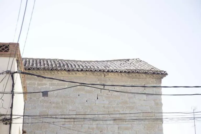 Veïns d’Almacelles apadrinen 411 teules per reparar l’església local