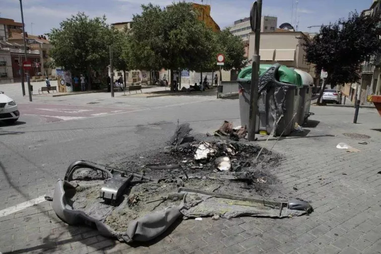 Acusen dos menors de la crema de 32 contenidors per Sant Joan
