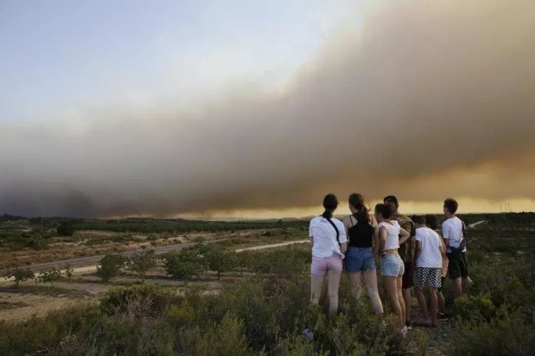 Desallotjades masies de Maials, Llardecans i Bovera per l'incendi de la Ribera d'Ebre