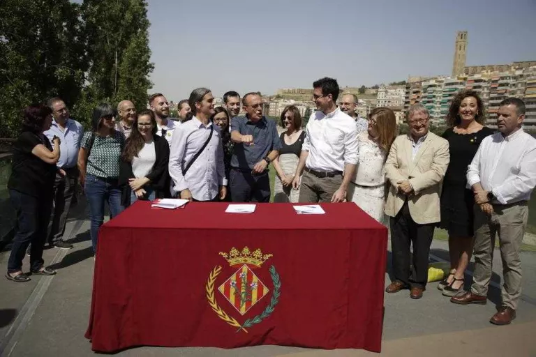 Esquerra, JxCat i Comú firmen un pacte que veuen “modèlic” per a un govern “de canvi”
